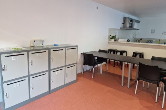 Mixed 6 Bed Dorm - lockers